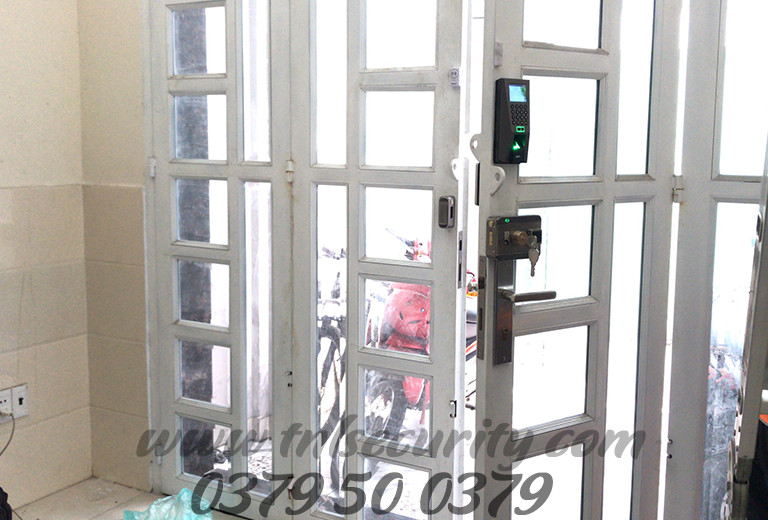 Lap-dat-khoa-cong-dien-tu-van-tay-cho-nha-rieng-tai-quan-10